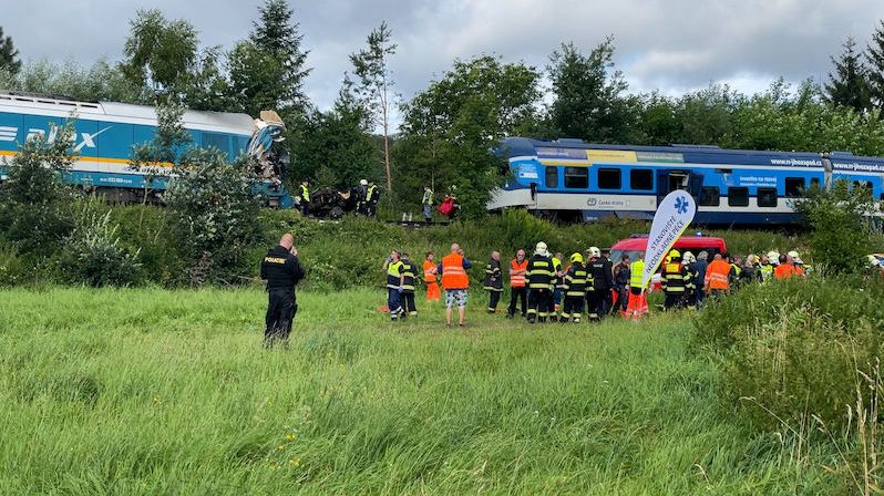 Tři mrtví při srážce vlaků u Domažlic. Zahynuli oba strojvedoucí a pasažérka